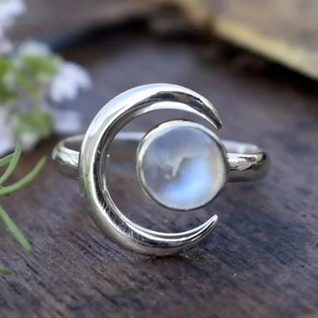 Bague en argent avec pierre de lune en forme de croissant