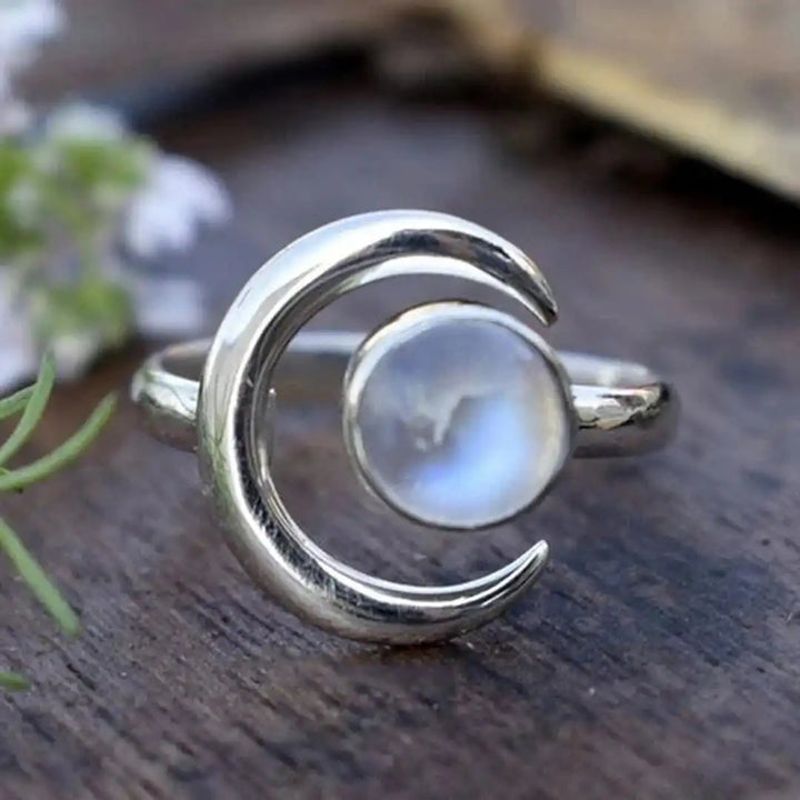 Bague en argent avec pierre de lune en forme de croissant
