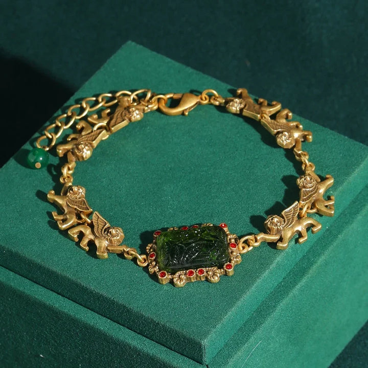 Bracelet en perles carrées avec un charme de lion baroque