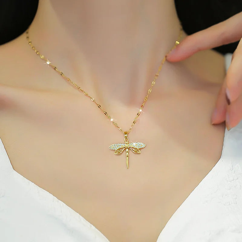 Collier Libellule en Cristal – Symbole de Métamorphose et de Beauté