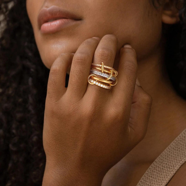 Bague de déclaration élégante avec cristaux superposés