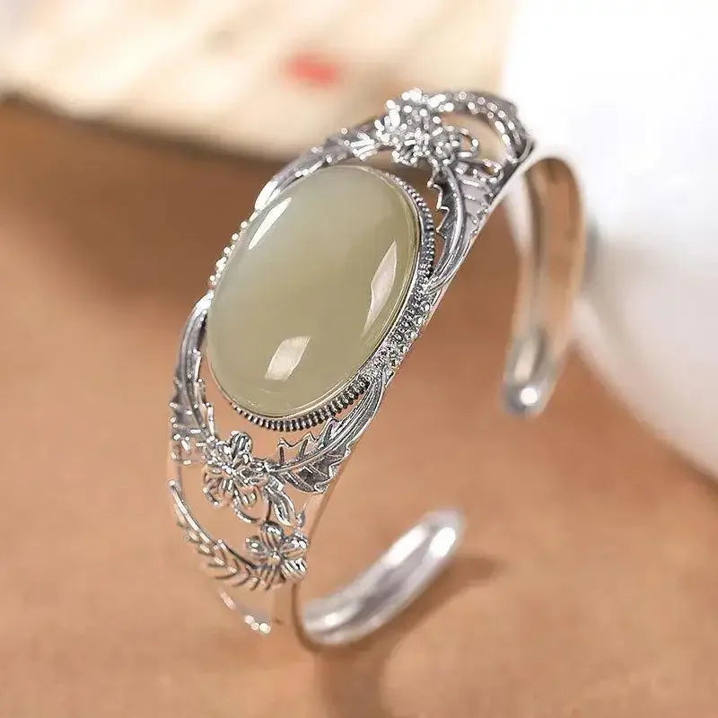 Bracelet en jade creux avec incrustations en argent