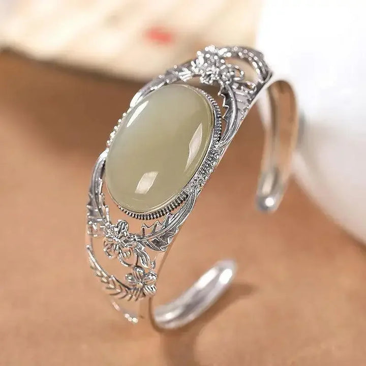 Bracelet en jade creux avec incrustations en argent