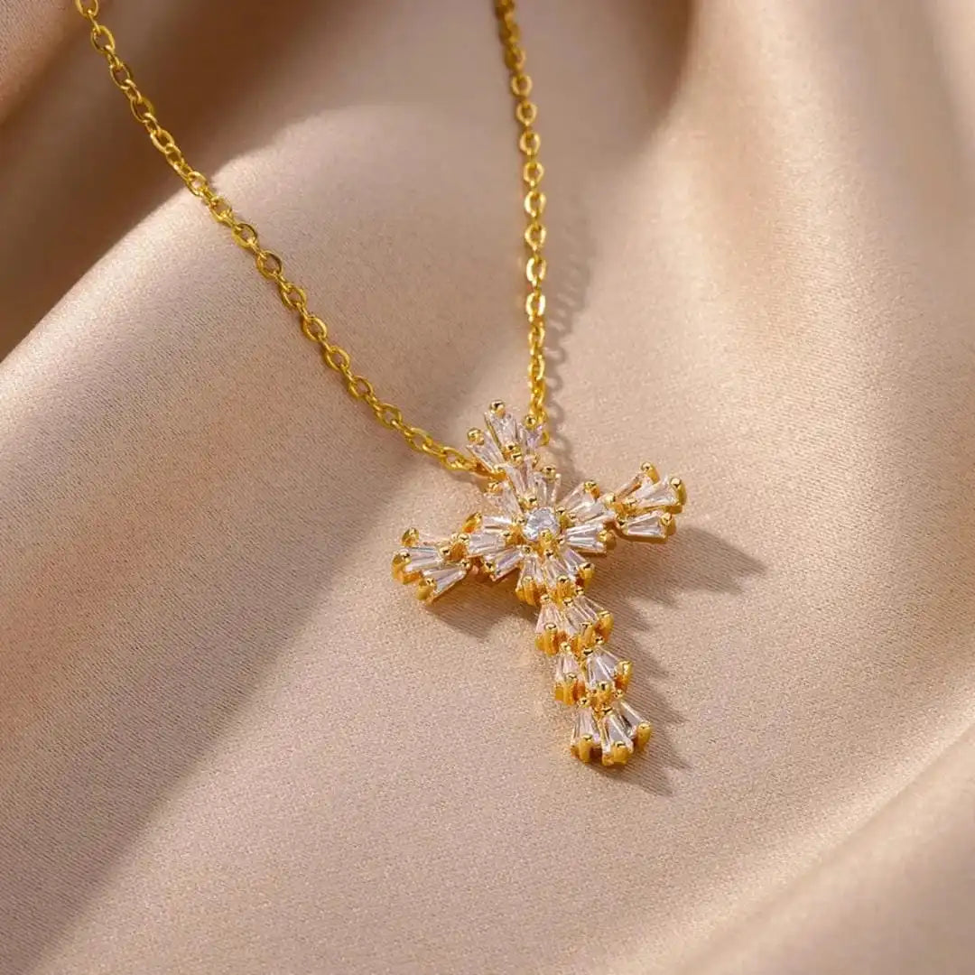 Collier Intemporel en Zirconium Argenté avec Croix