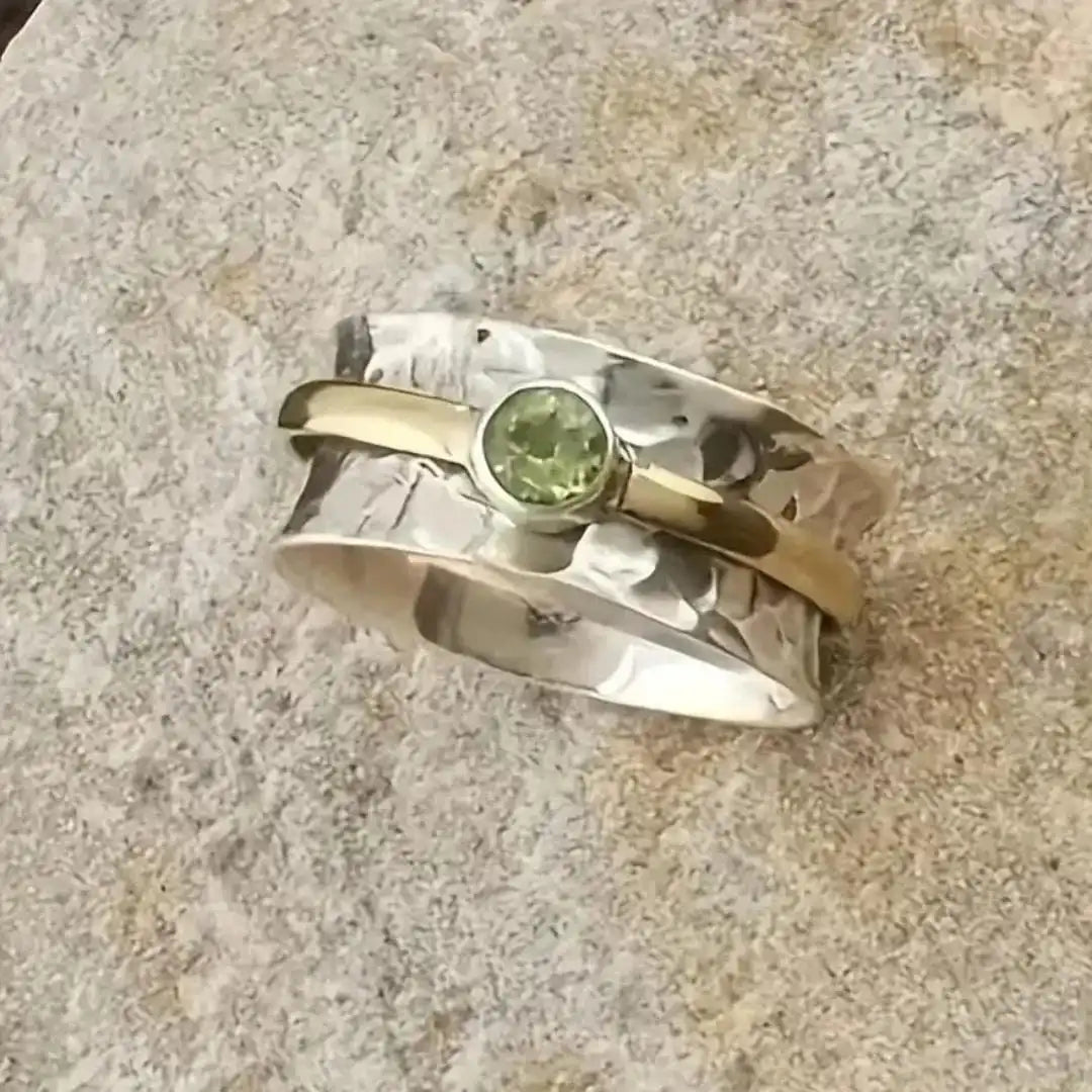 Bague en argent martelé avec or et péridot