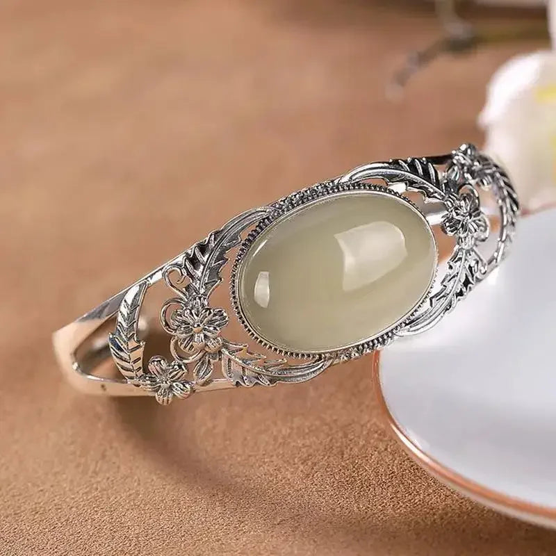 Bracelet en jade creux avec incrustations en argent