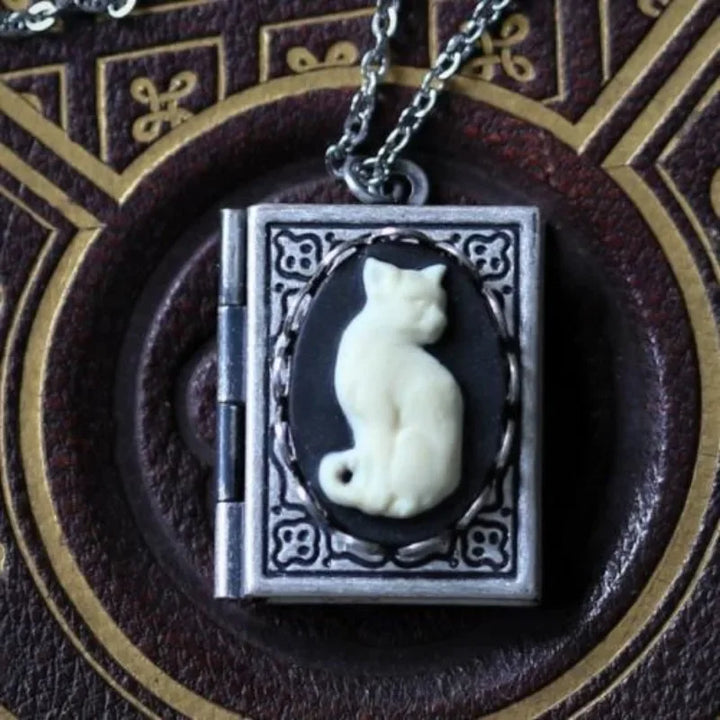 Collier Pendentif Livre Vintage Chat – Design à Page Rotative