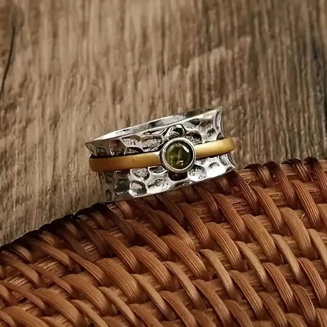 Bague en argent martelé avec or et péridot