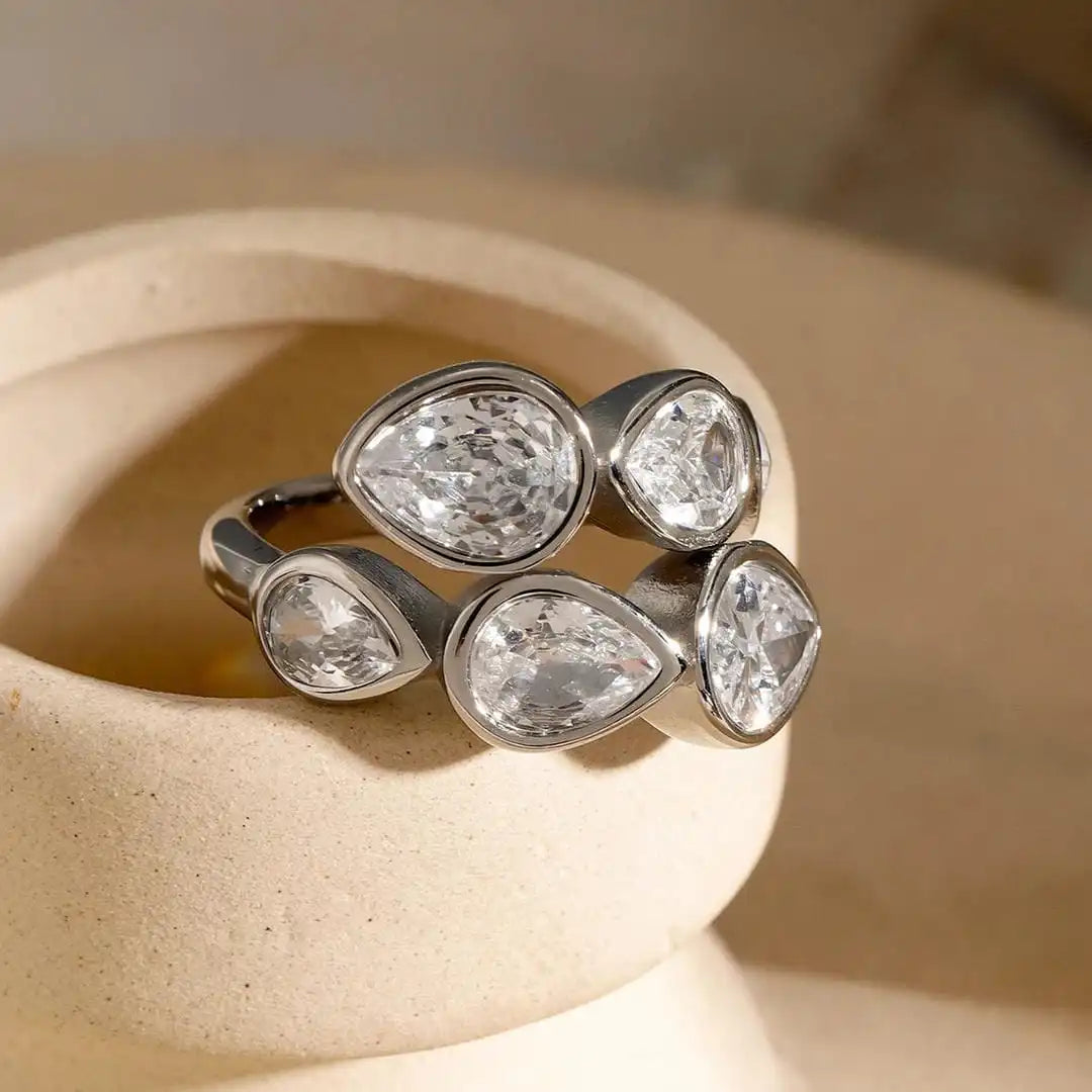 Bague en Forme de Goutte avec Cinq Pierres Cluster