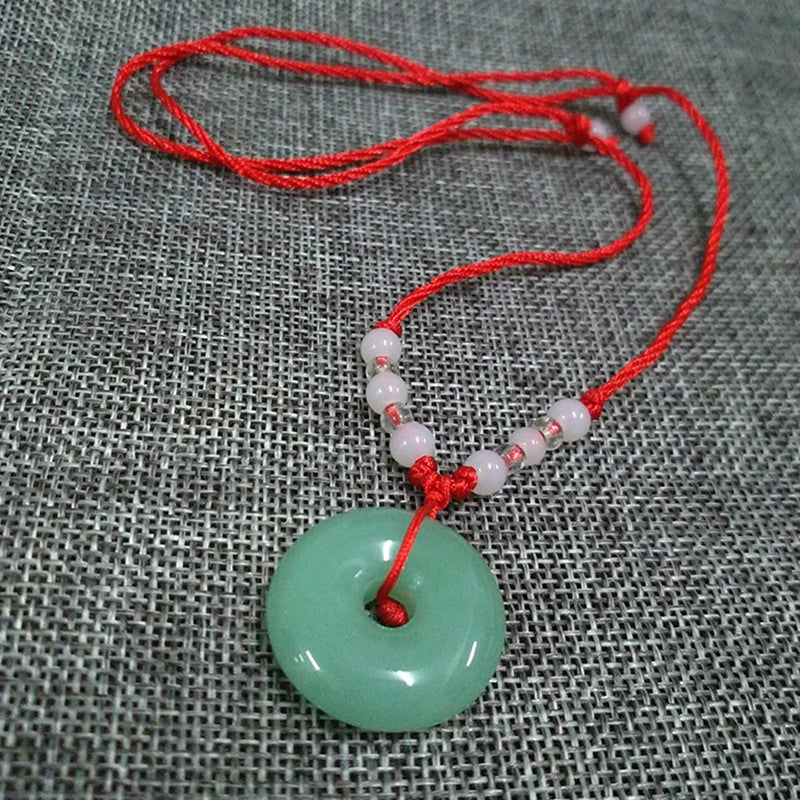 Pendentif Élégant en Disque de Jade
