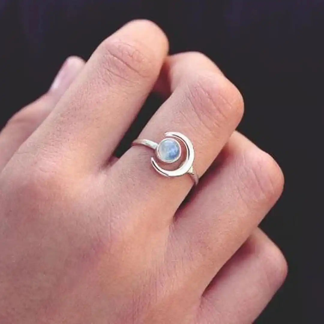 Bague en argent avec pierre de lune en forme de croissant