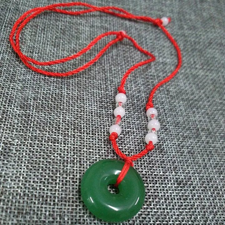 Pendentif Élégant en Disque de Jade