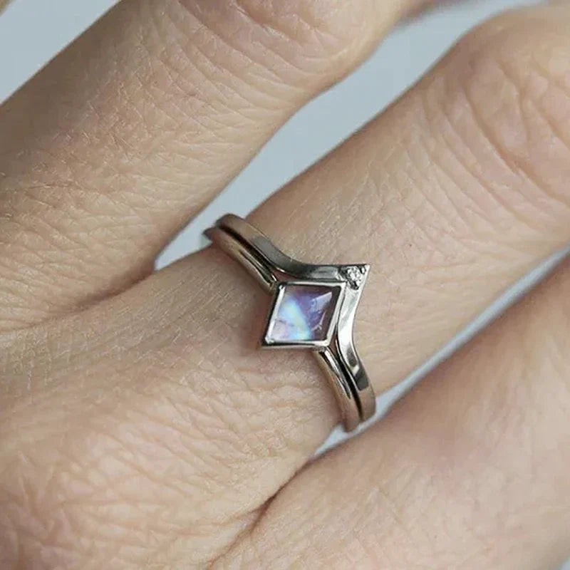 Bague Opale Rhombique Élégante et Intemporelle