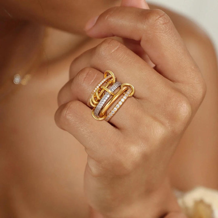 Bague de déclaration élégante avec cristaux superposés