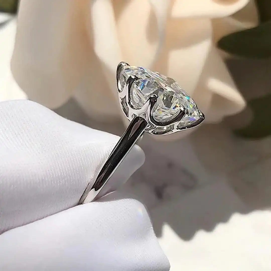 Bague intemporelle en zircon cubique doré