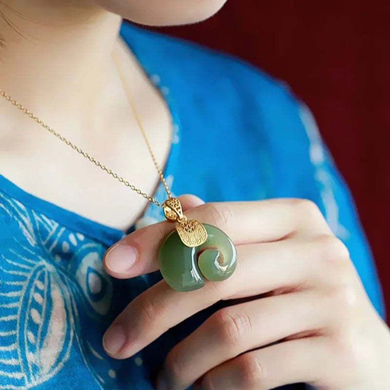 Collier Pendentif Éléphant en Jade Hetian – Chaîne en Or 18K Plaqué pour Femmes