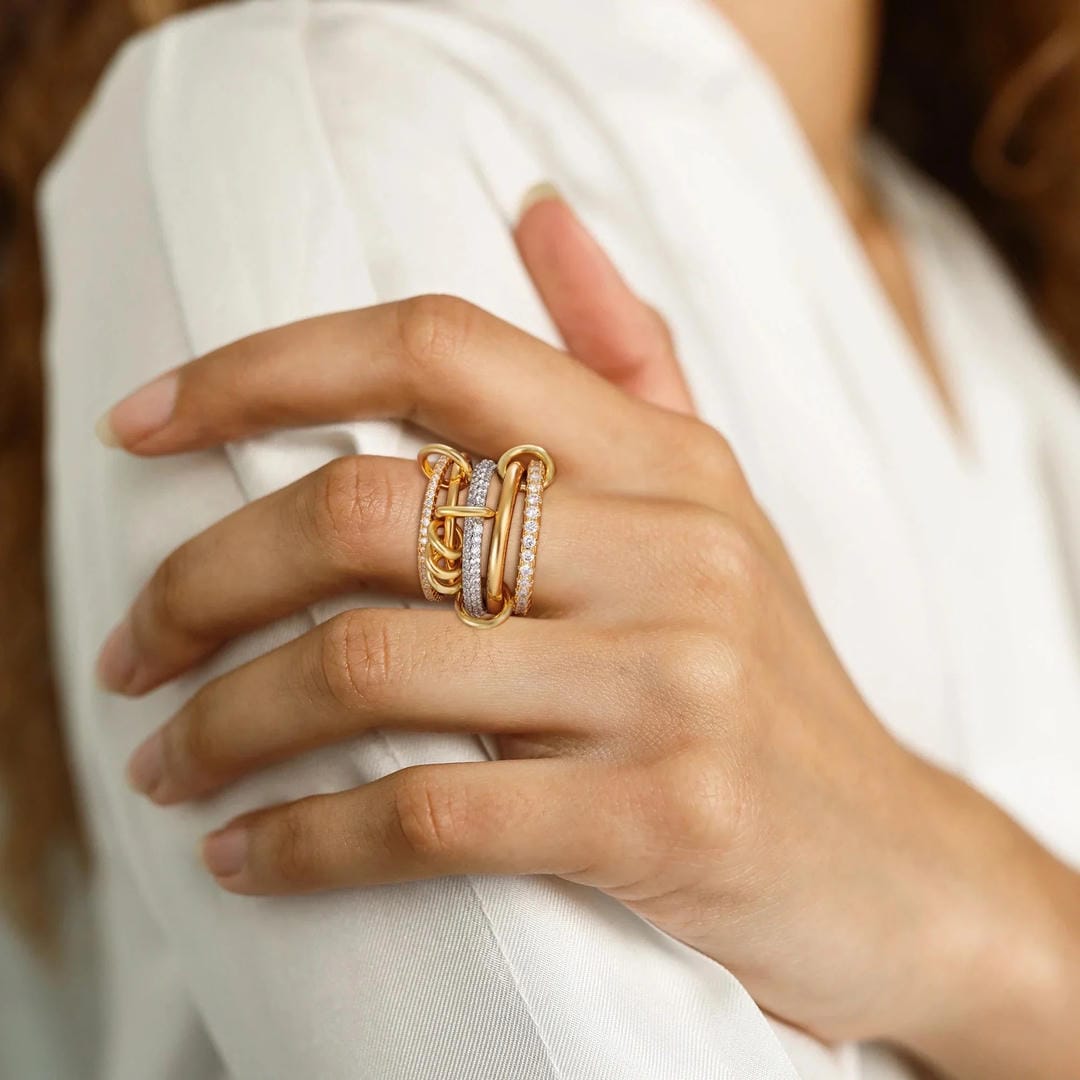 Bague de déclaration élégante avec cristaux superposés