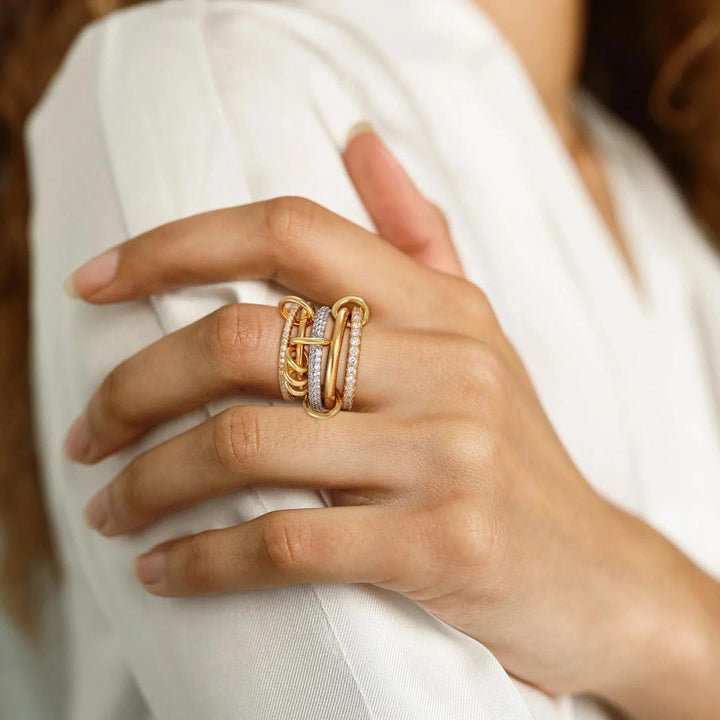 Bague de déclaration élégante avec cristaux superposés