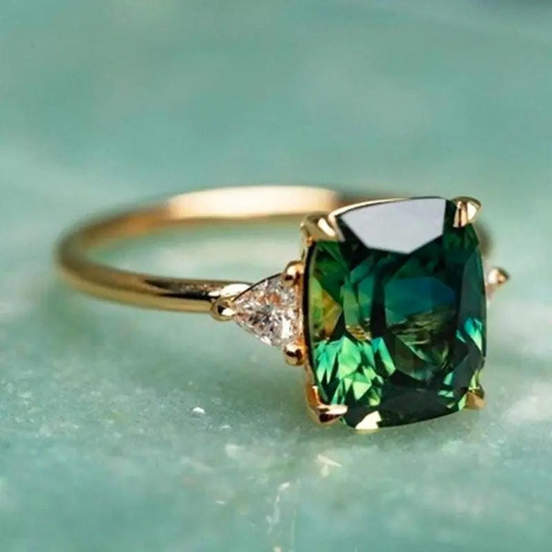 Bague Élégante en Émeraude Carrée