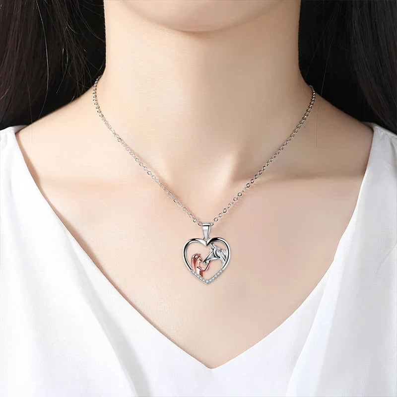 Collier en zircon avec cœur, fille et cheval