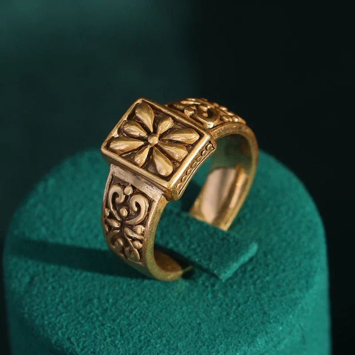Bague en Or Sculptée avec Fleurs Carrées