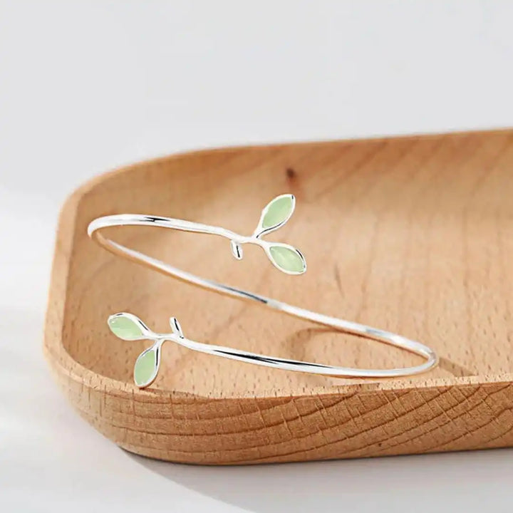 Bracelet jonc en argent avec opale feuille intemporelle