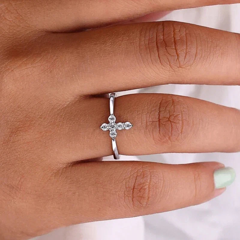 Bague Croisée Chic en Zirconium Éblouissant