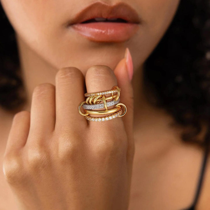Bague de déclaration élégante avec cristaux superposés