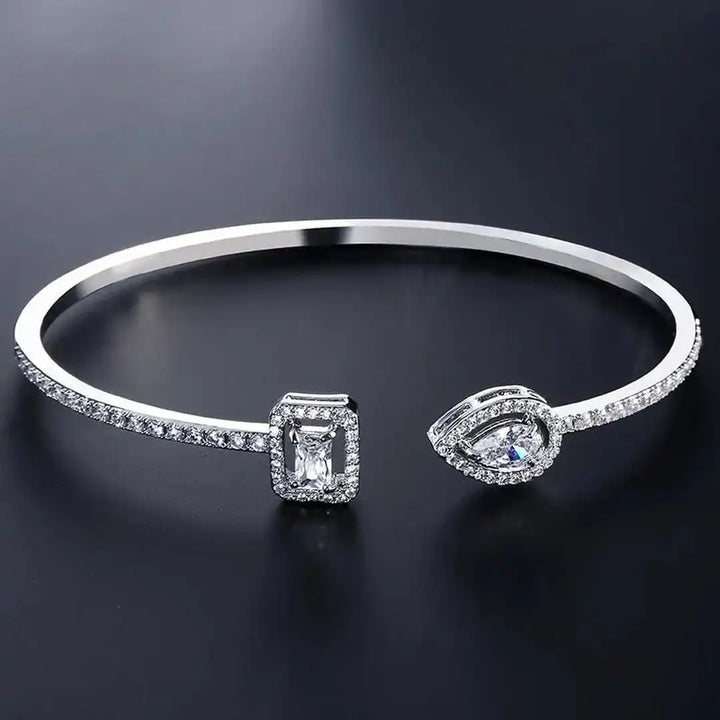 Bracelet ouvert en or avec deux pierres