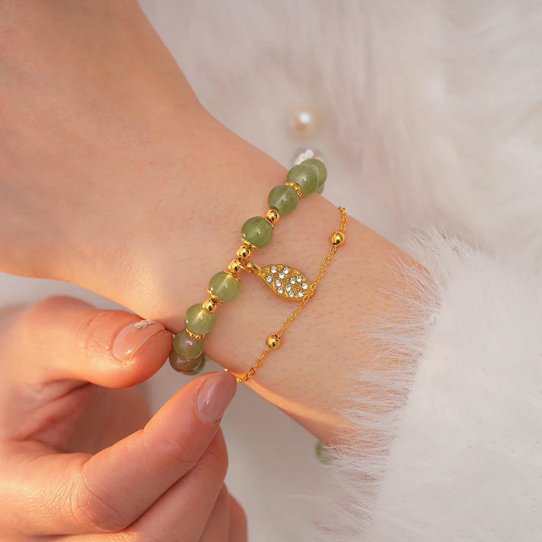 Bracelet en perles de jade avec un charme en forme de feuille