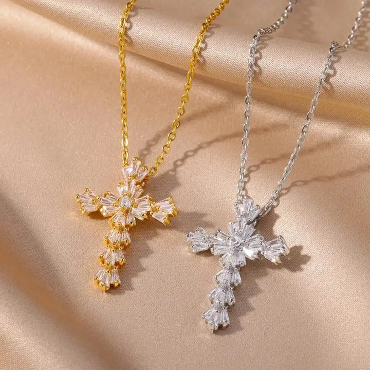 Collier Intemporel en Zirconium Argenté avec Croix