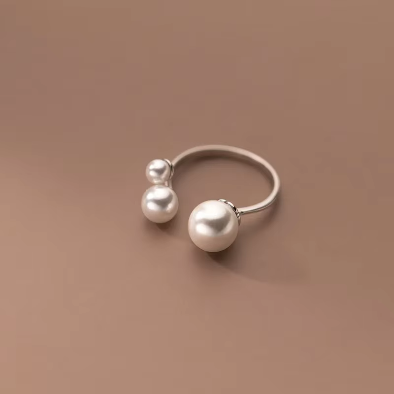 Elegant Ring with Three Pearls