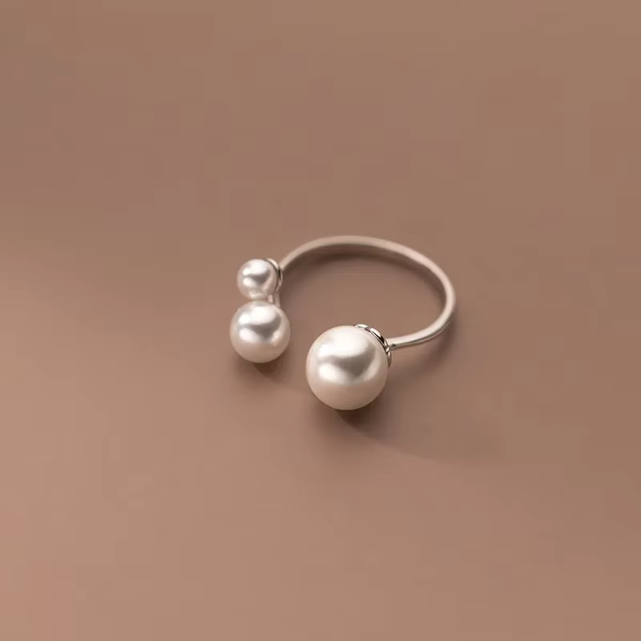 Elegant Ring with Three Pearls