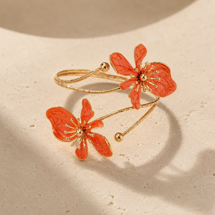 Bracelet en or avec fleurs en émail éclatant