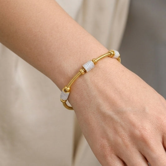 Bracelet en or orné de strass opulents