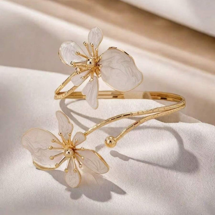 Bracelet en or avec fleurs en émail éclatant