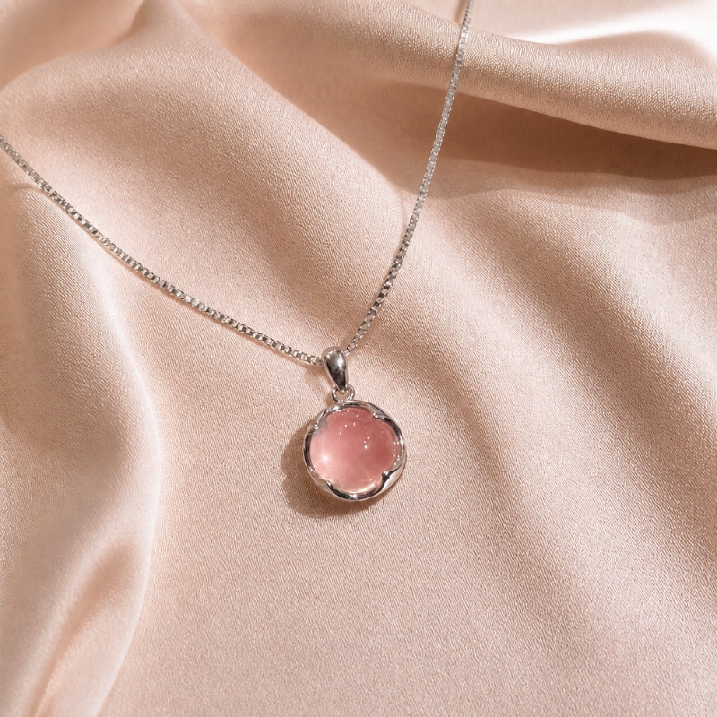Collier Élégant en Fleurs de Cerisier