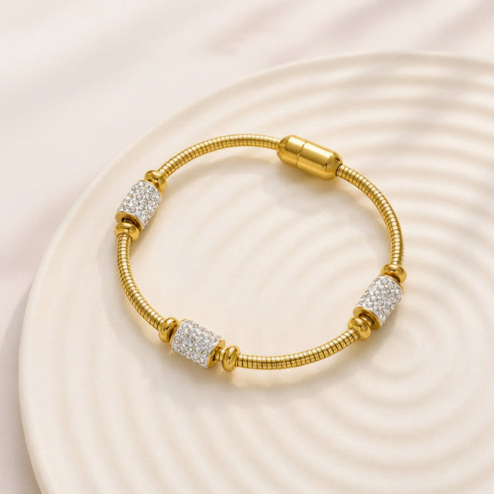 Bracelet en or orné de strass opulents