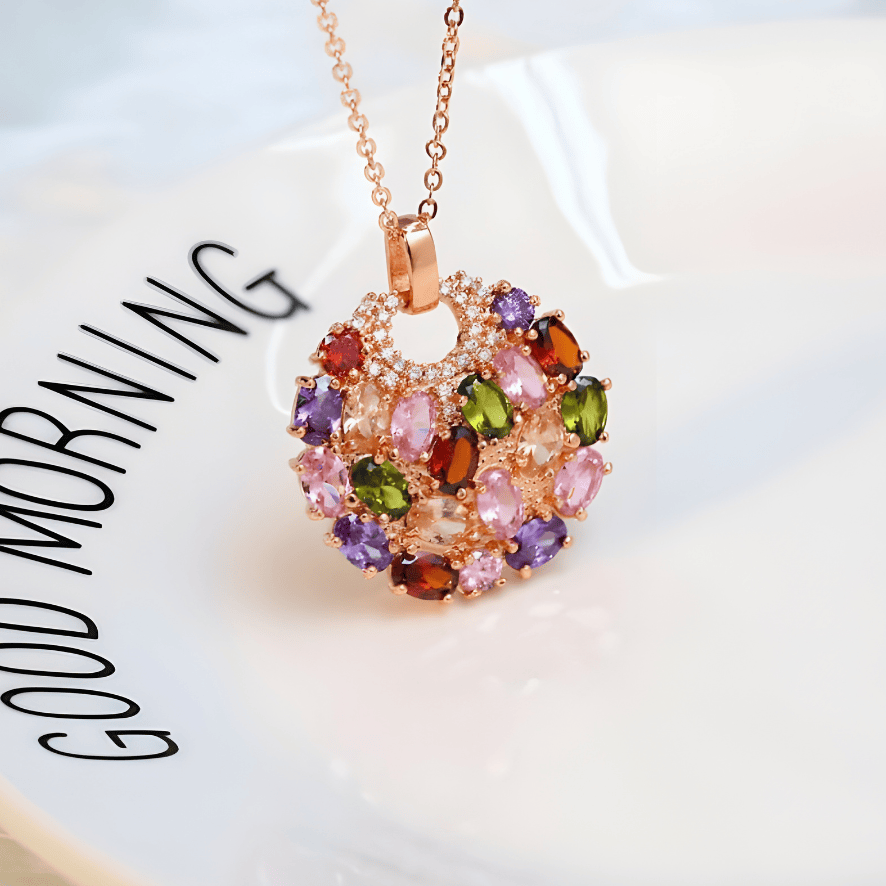 Collier avec pendentif en gemme éclatante