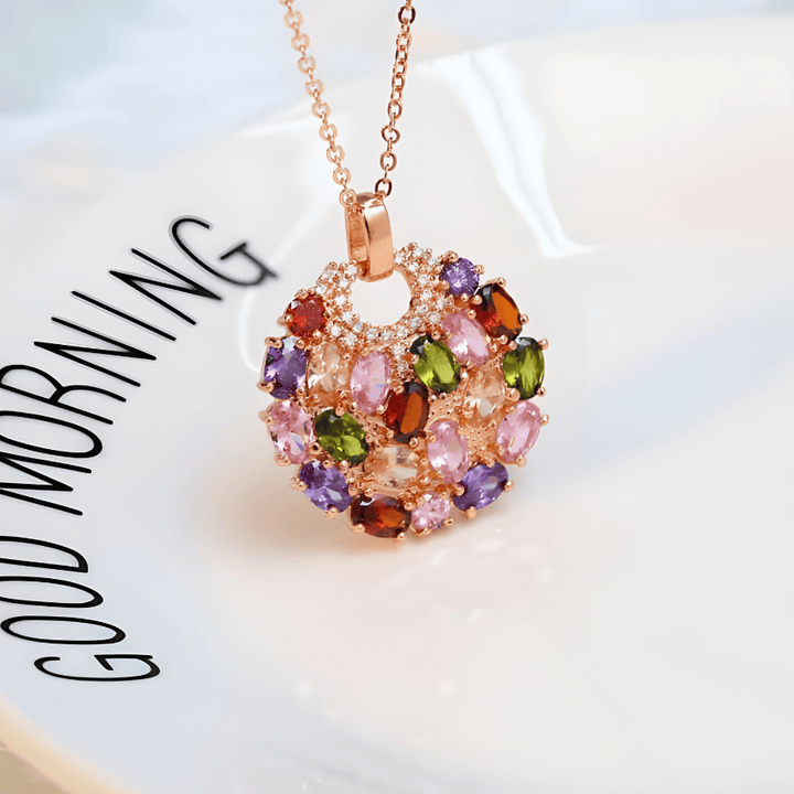 Collier avec pendentif en gemme éclatante