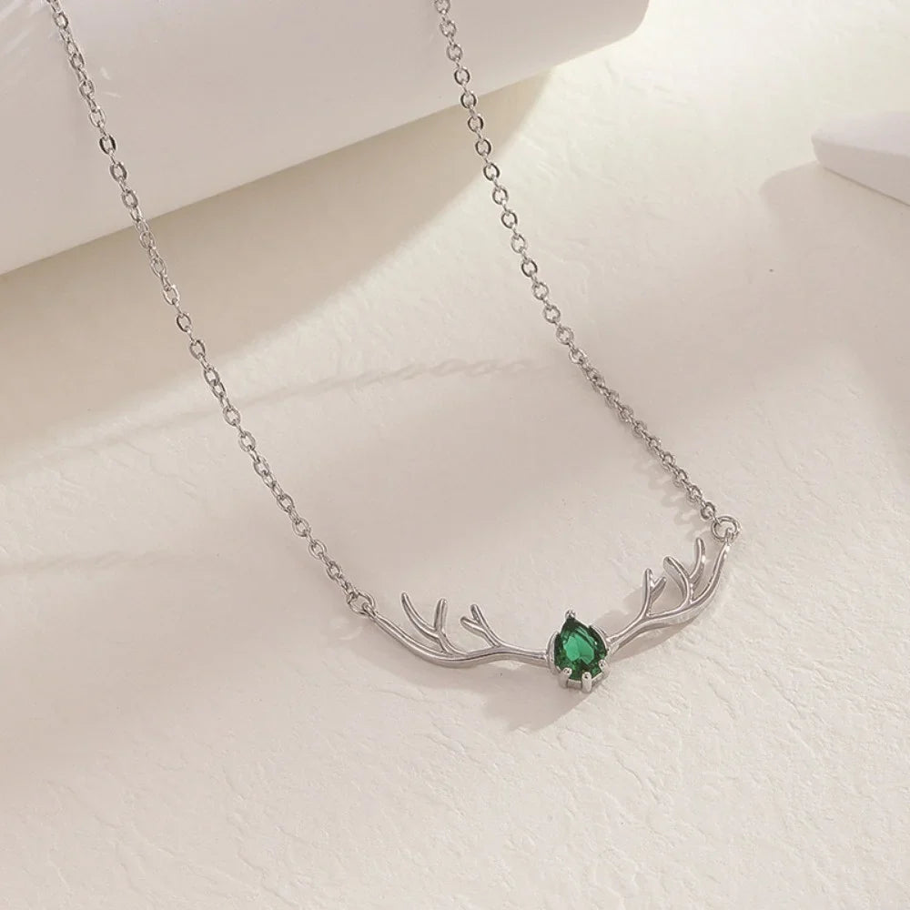 Collier en Bois de Cerf avec Pendentif Cœur Élégant