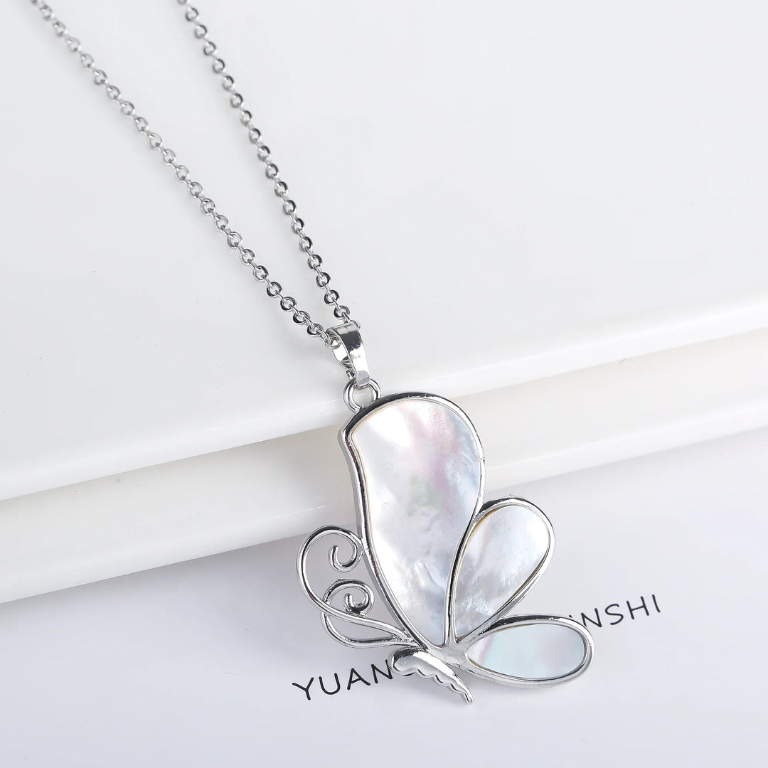 Collier Pendentif en Coquillage Naturel - Papillon