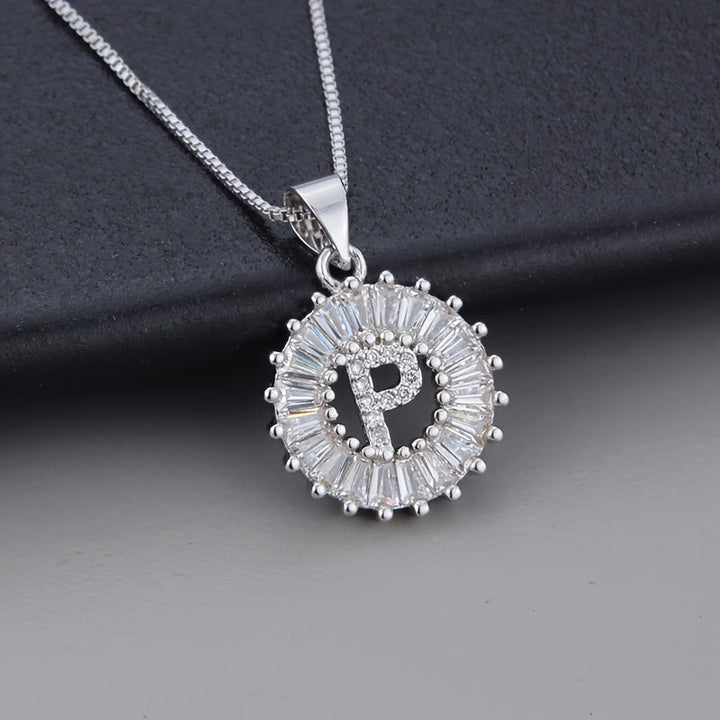 Collier en zirconium avec lettre initiale en or blanc