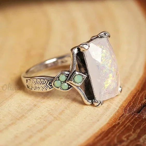 Bague Vintage en Argent avec Opale Blanche