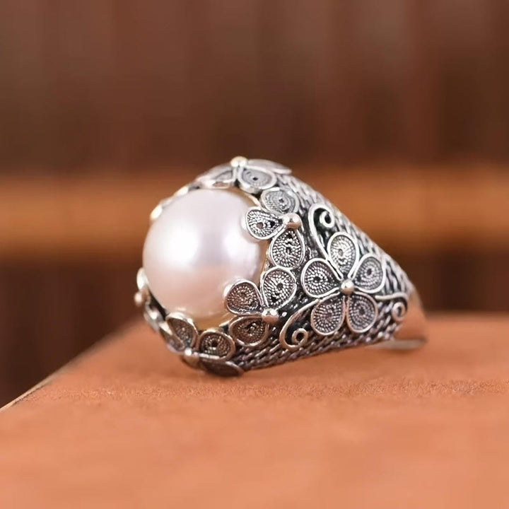 Bague Dôme en Pierre de Lune avec Motif Floral en Filigrane