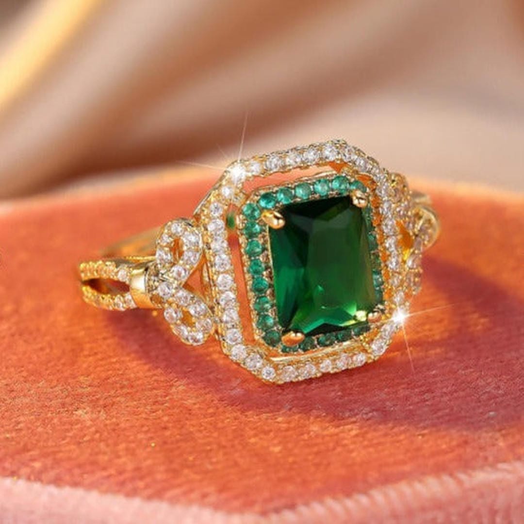 Bague Lumineuse en Cristal Vert Émeraude