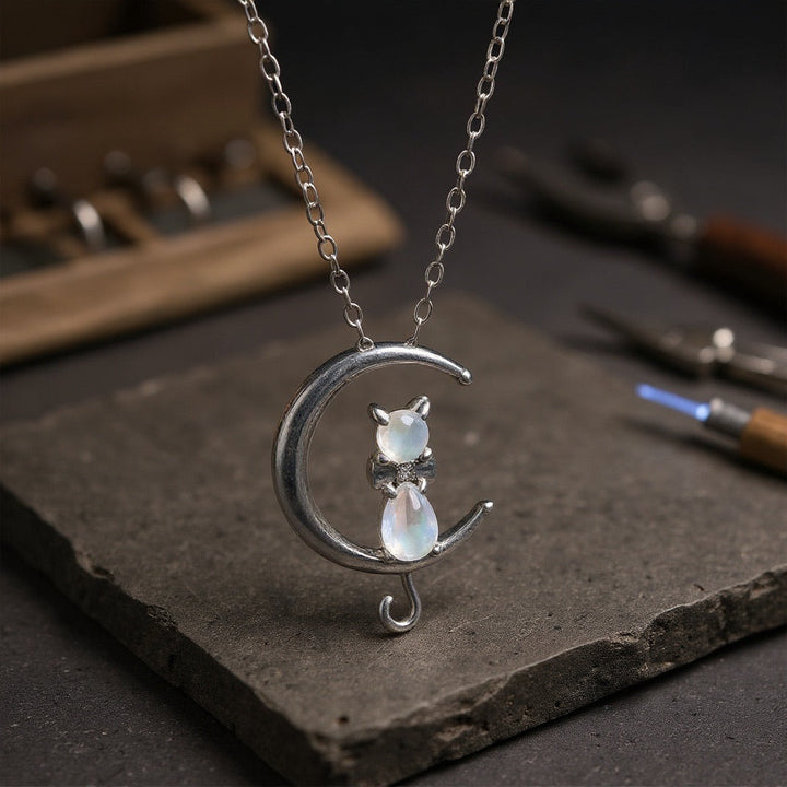 Collier Croissant en Pierre de Lune et Chaton