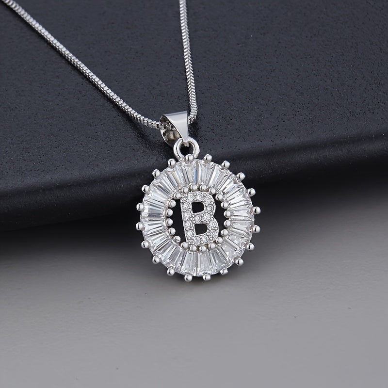 Collier en zirconium avec lettre initiale en or blanc