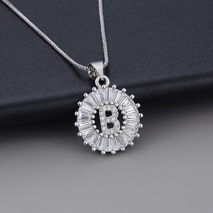 Collier en zirconium avec lettre initiale en or blanc
