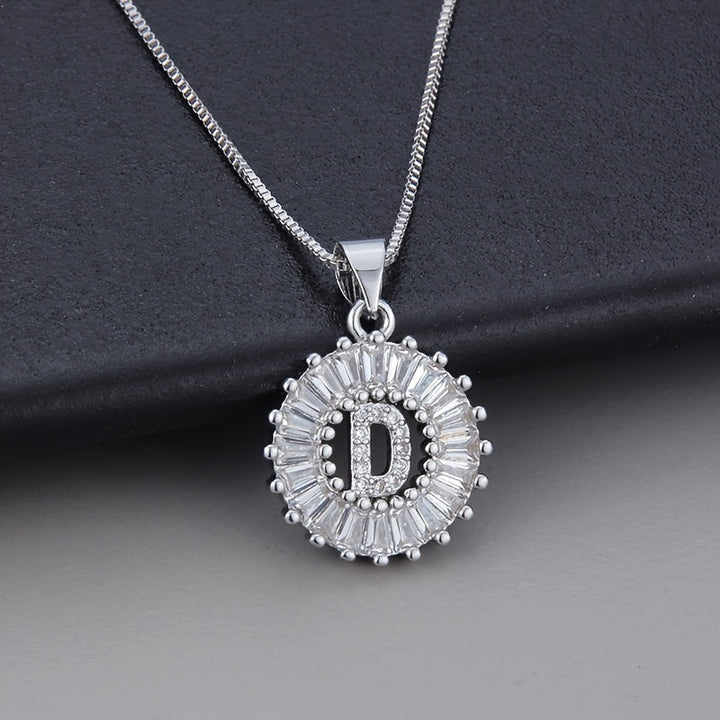 Collier en zirconium avec lettre initiale en or blanc
